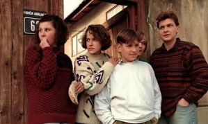 Delila Lacevic, à gauche, avec ses cousins durant le siège de Sarajevo© John Costello, Granta