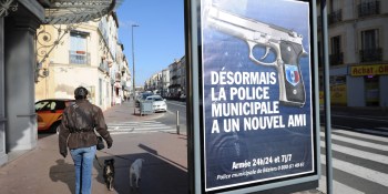 rafales-de-critiques-contre-les-affiches-de-robert-menard-vantant-l-armement-de-la-police-municipale-a-beziers
