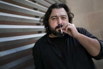 Hakan-Gunday-obeeixes-sentir-te-culpable_1759034118_39390450_1500x1001