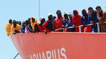 Réfugiés à bord de l'Aquarius, le bateau de SOS Méditerranée. Arrivée au port de Saleme, Italie, le 26 mai 2017. © Carlo Hermann, AFP