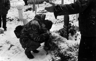 Abbas, Sarajevo, 1993. Au cimetière musulman, un soldat bosniaque en uniforme prie sur la tombe de sa jeune femme, tuée par les tirs serbes.