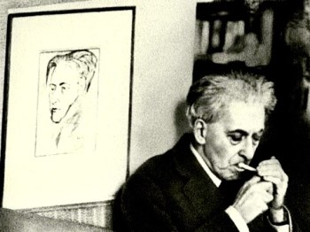 Ilya Ehrenbourg devant son portrait par Pablo Picasso