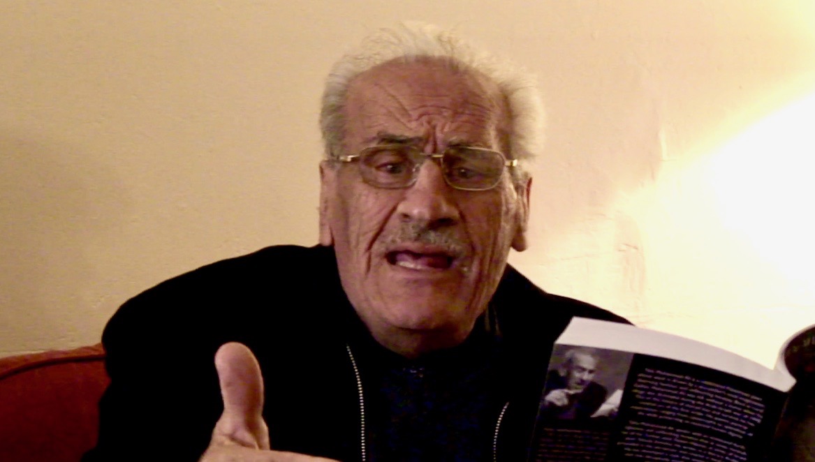 Taha Muhammad Ali lisant son poème «Abd el-Hadi combat une superpuissance» en 2008, devant la caméra de Pamela Robertson-Pearce