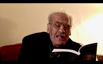 Taha Muhammad Ali lisant son poème «Abd el-Hadi combat une superpuissance» en 2008, devant la caméra de Pamela Robertson-Pearce