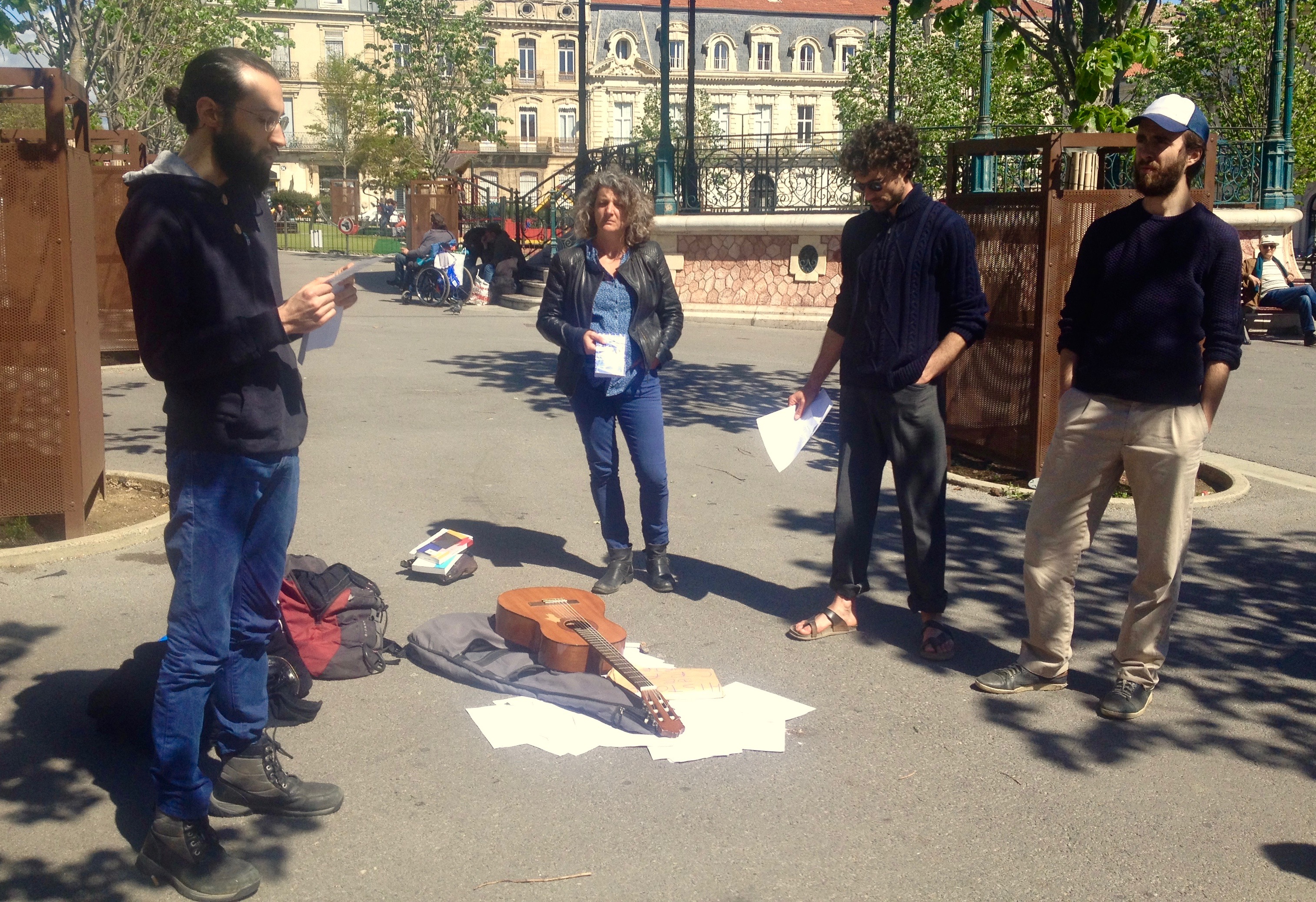 Helio Possoz, Juliette Massat, Pierre Mounir & Mathieu Gabard lisant des textes et témoignages d'enfermés au CRA de Sète