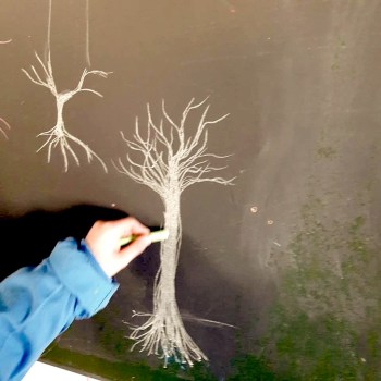 Nathan dessine, Lyon, janvier 2019. © Atelier de l'Arbre bleu.