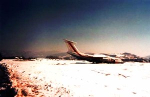 L'aéroport de Sarajevo sous la neige, pendant les bombardements