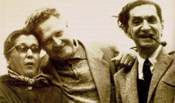 Güzin Dino avec Nazım Hikmet et Abidin Dino à Paris, en 1962. 
